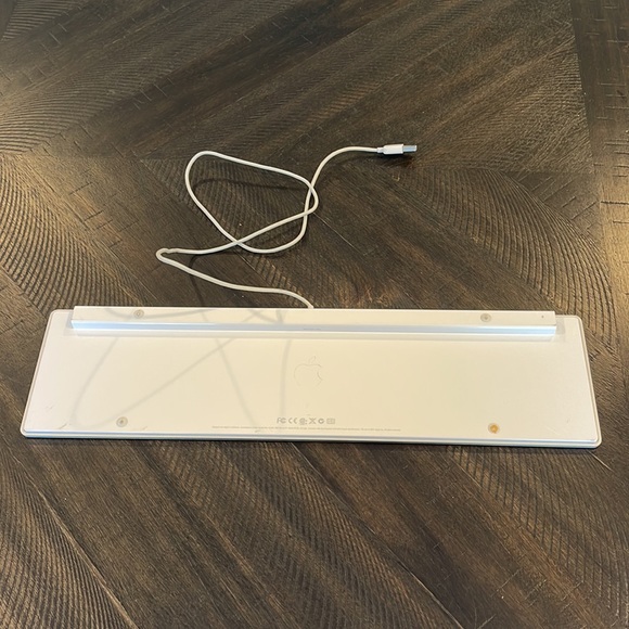 Apple Keyboard - Picture 2 of 3